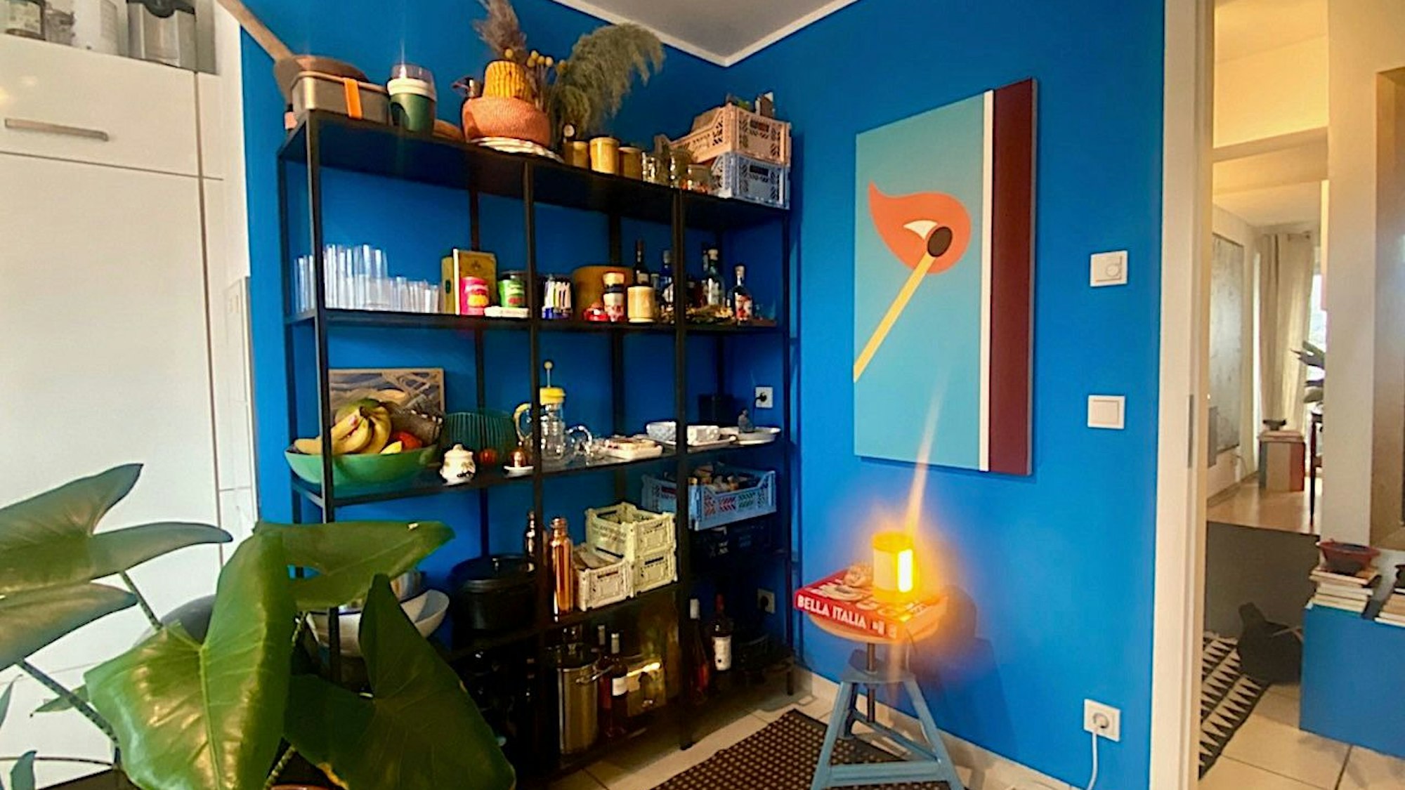 An einer Wand hängt ein Bild, das wie eine Streichholzschachtel aussieht.