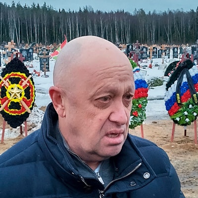 Der Leiter der Wagner-Gruppe, Jewgeni Prigoschin, nimmt an der Beerdigung eines Kämpfers der Wagner-Gruppe, der während eines Spezialeinsatzes in der Ukraine ums Leben kam, auf einem Friedhof außerhalb von St. Petersburg teil. (Archivbild)