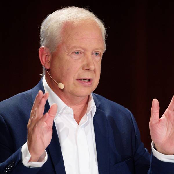 Tom Buhrow trägt einen blauen Anzug und ein weißes Hemd.