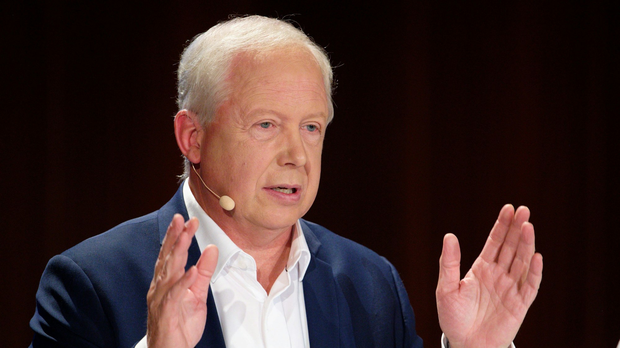 Tom Buhrow trägt einen blauen Anzug und ein weißes Hemd.