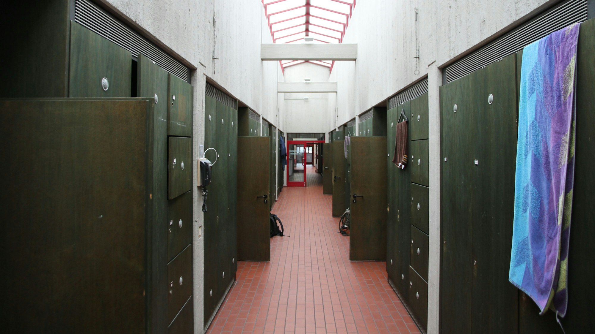 Umkleidespinde im Flur des Haupttrakts.