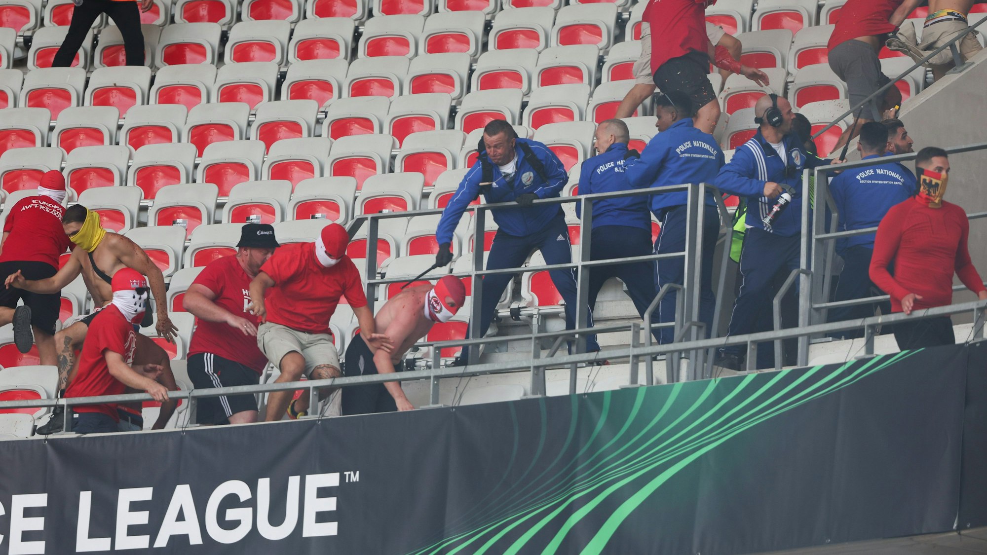 Kölner Hooligans prügeln sich auf der Tribüne des Stadions Allianz-Riviera von Nizza mit Ordnungskräften.