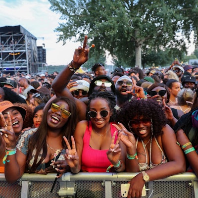 Das Bild zeigt eine Gruppe von jungen Leuten beim Summerjam Festival 2022 am Fühlinger See.