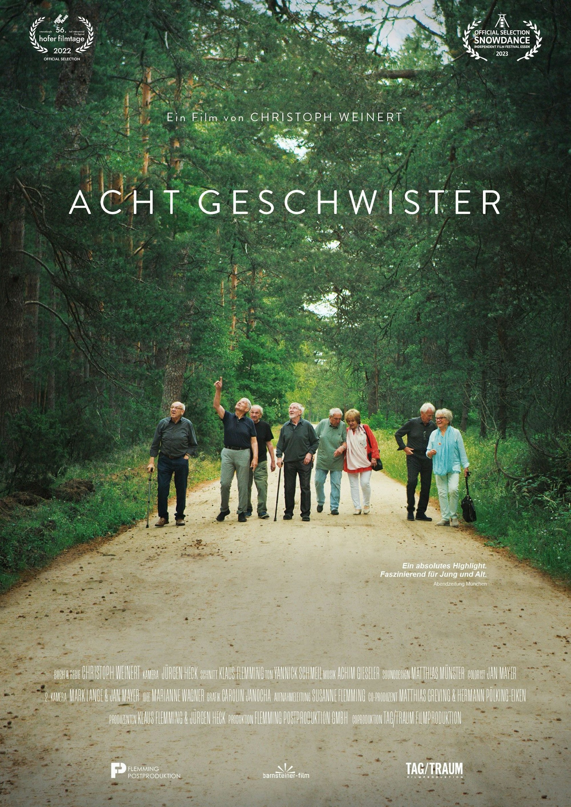 Das Plakat zum Film zeigt die acht Geschwister auf einm Waldweg in Polen.