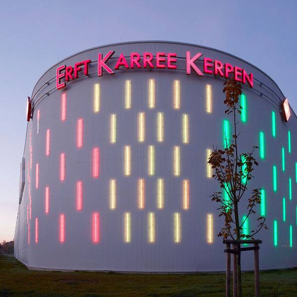 Das Erft Karree in Kerpen wird am Abend in bunten Farben angestrahlt.