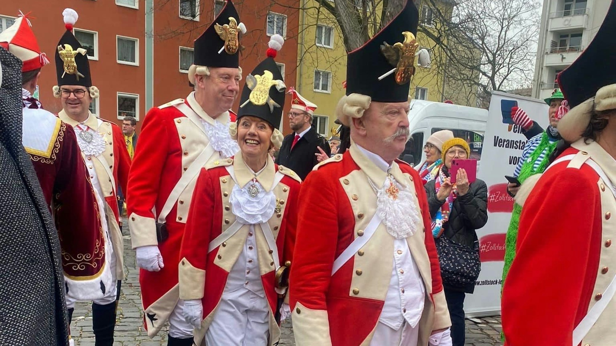 Das Bild zeigt Caroline Hamacher-Linnenberg in Uniform, sie zieht mit den Roten Funken auf beim Veedels-Biwak in Zollstock.