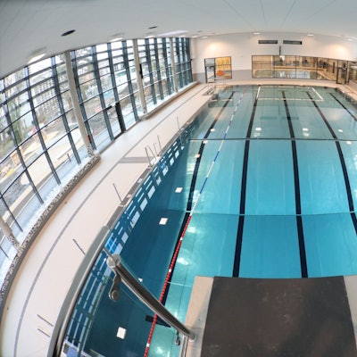 Ein Blick vom Sprungturm des Hallenbades in Königswinter.