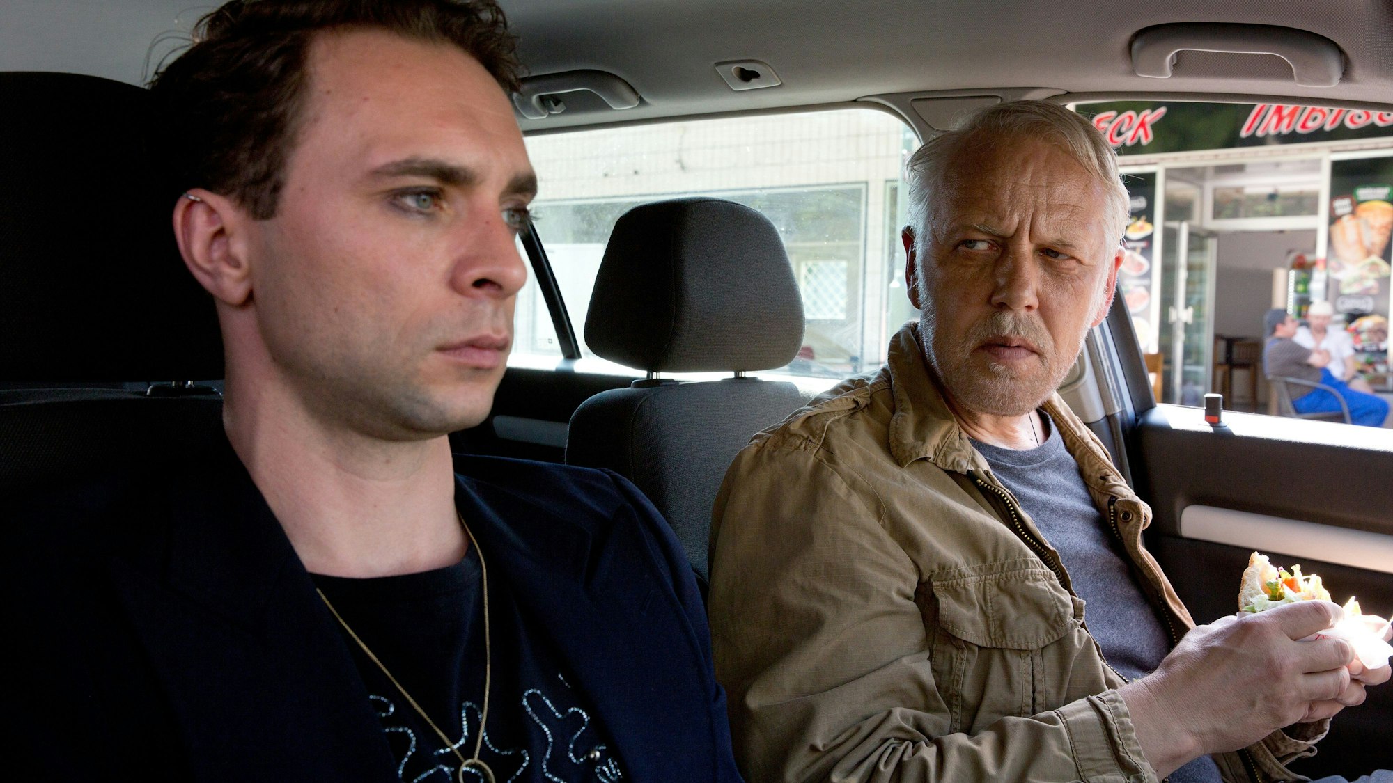 Ross bekommt von Kriminalkommissar Karl Rogov (Frank Leo Schröder, r.), einem Kollegen der örtlichen Dienststelle, Unterstützung bei den Ermittlungen zum Mord an einem polnischen Pilgerer.