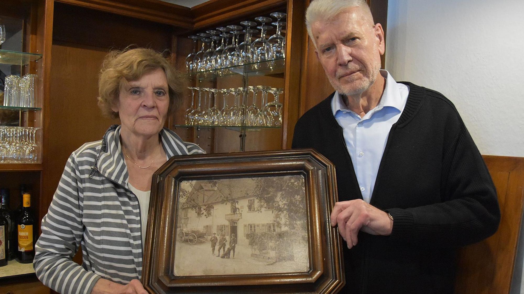 26.01.2023-Schwarzenberger Hof, Erika u. Willi Kleinjung m. altem Foto