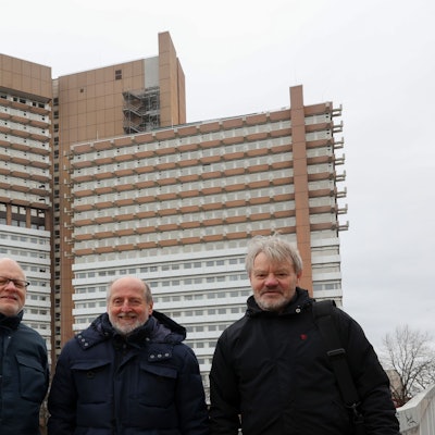 Jörg Frank, Helmut Röscheisen und Thomas Scheidler vor dem Kölner Justizgebäude an der Luxemburger Straße.