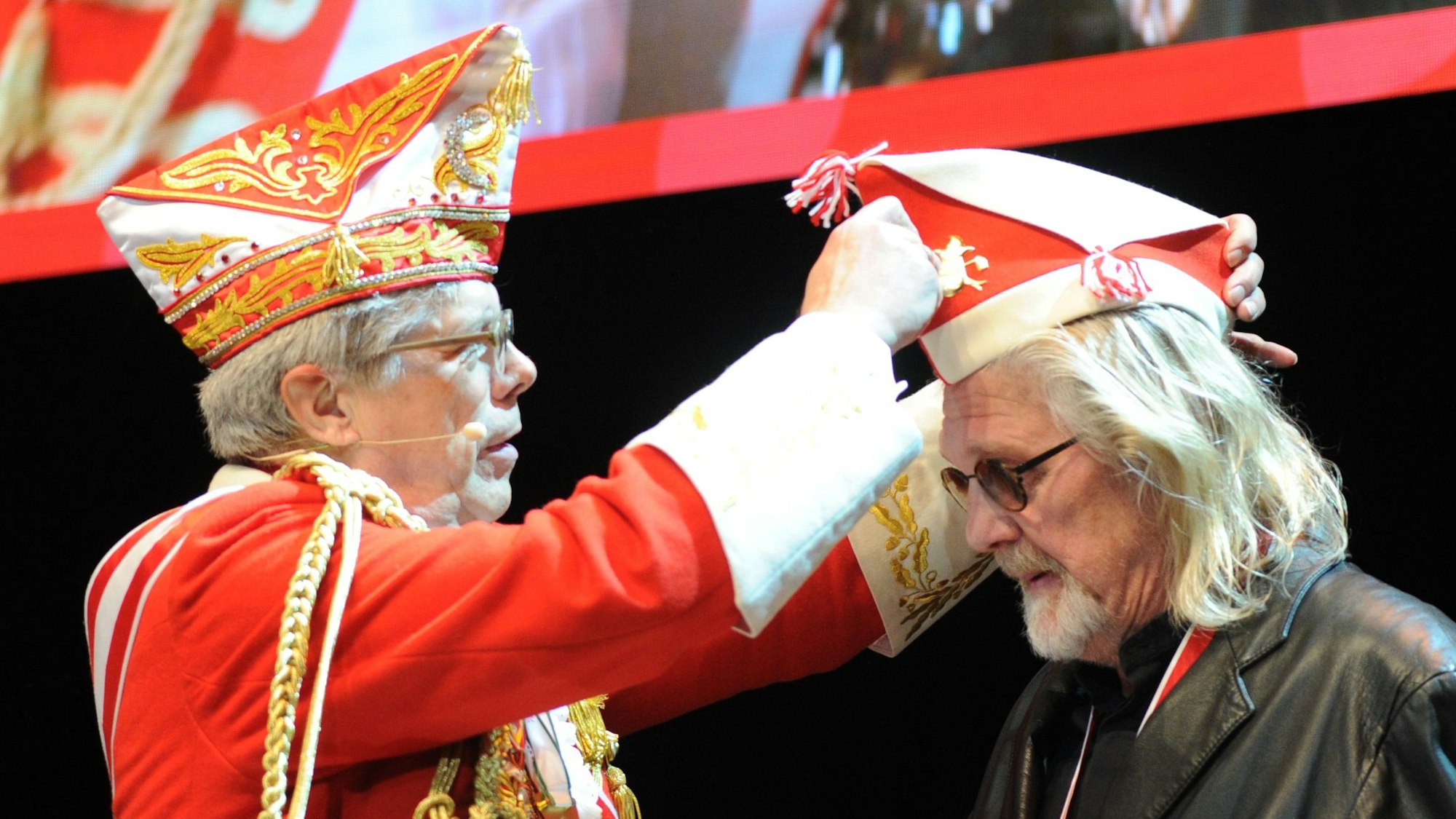 Das Bild zeigt Präsident Heinz-Günther Hunold mit Musiker Jürgen Fritz.