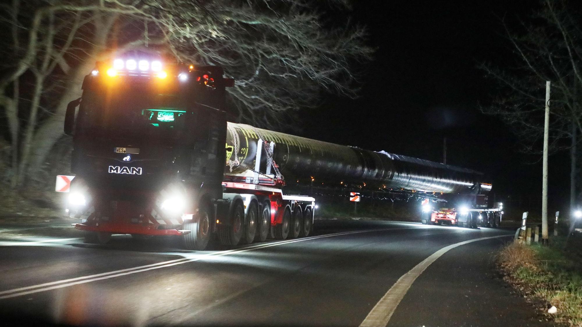 Ein Schwertransport fährt am Abend des 27. Januar 2023 auf der L136 (Overather Straße) bei Mitteleschbach über die L 136.