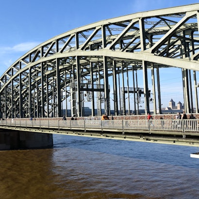 Die Hohenzollernbrücke mit Dom in Köln