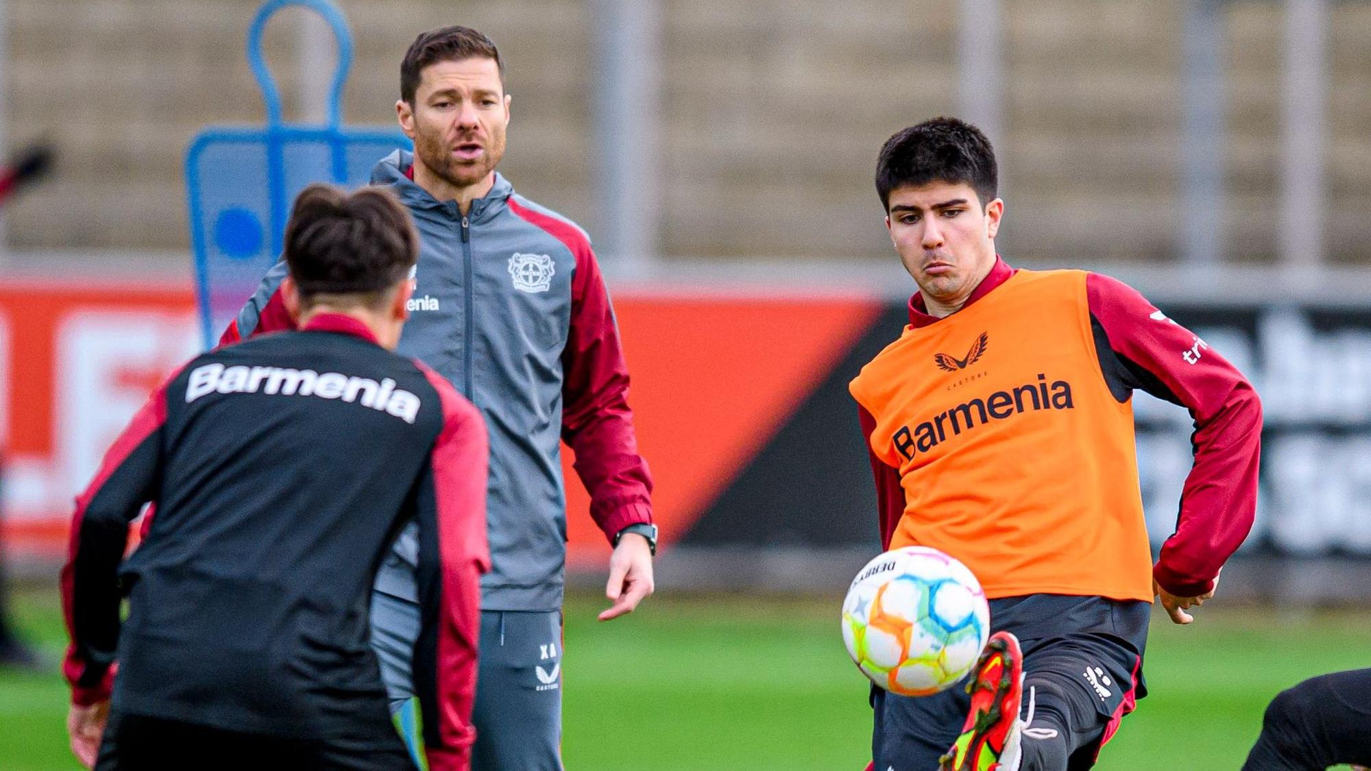 Zidan Sertdemir (am Ball) trainiert unter den Augen von Xabi Alosno.