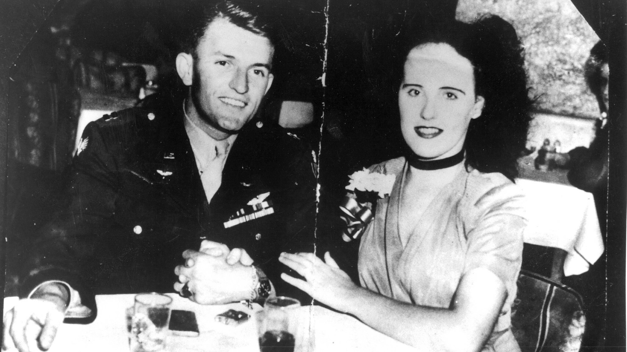 Elizabeth Short mit Matt Gordon an einem Tisch.