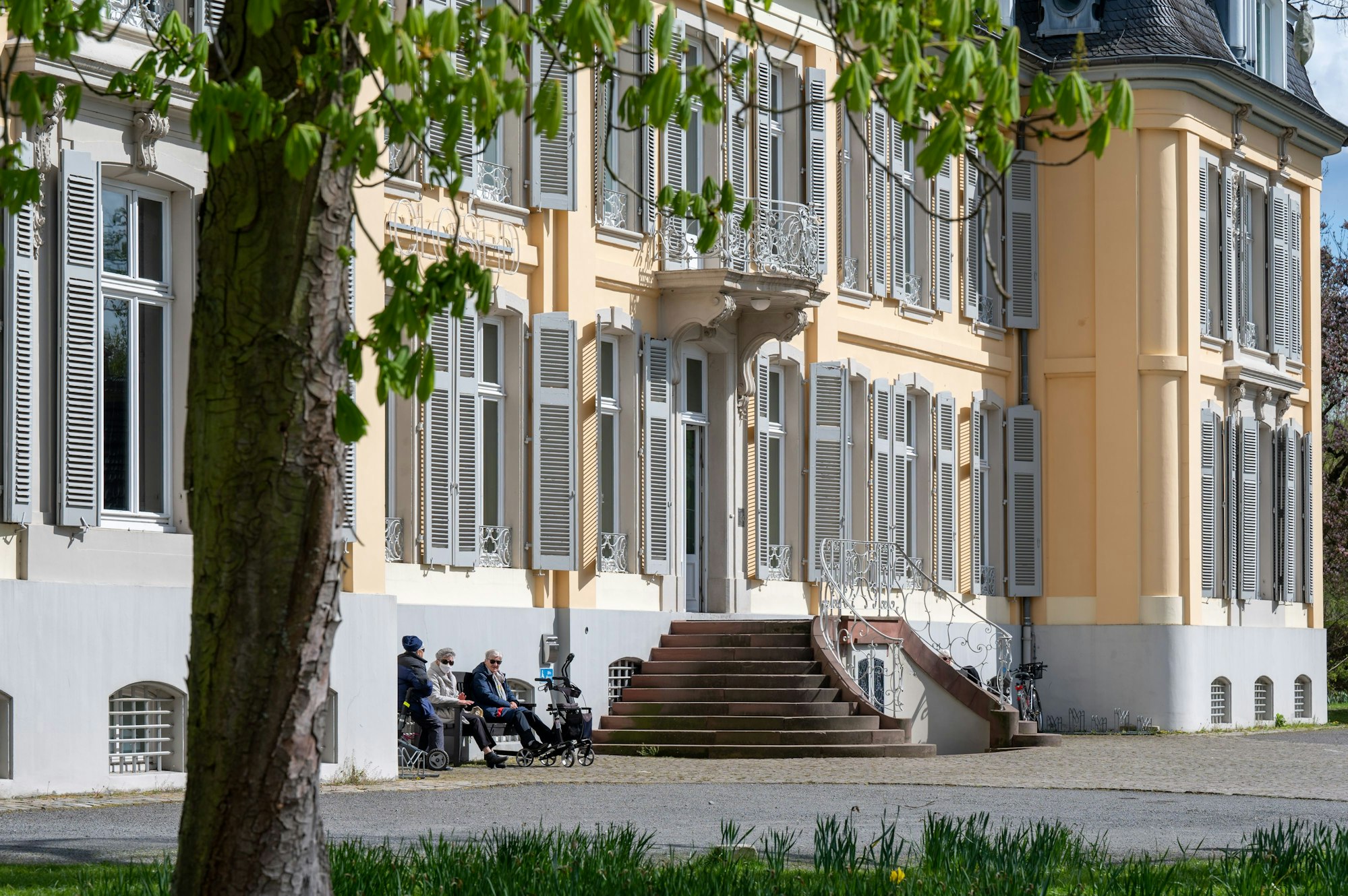 Schloss Morsbroich im Frühling.