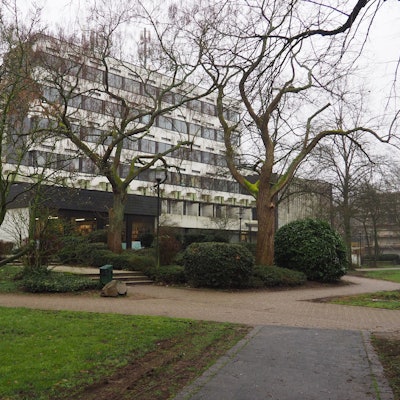 Der neue Stadtpark in Leichlingen: Blick aufs Rathaus und die Stadtbücherei