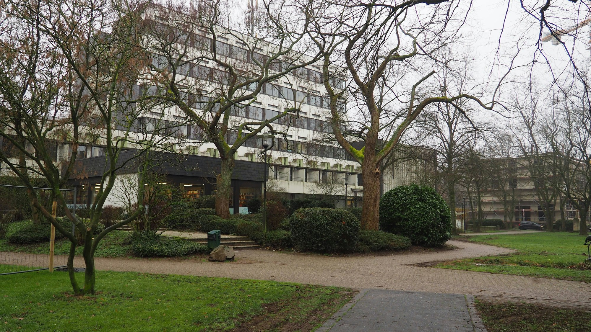 Der neue Stadtpark in Leichlingen: Blick aufs Rathaus und die Stadtbücherei