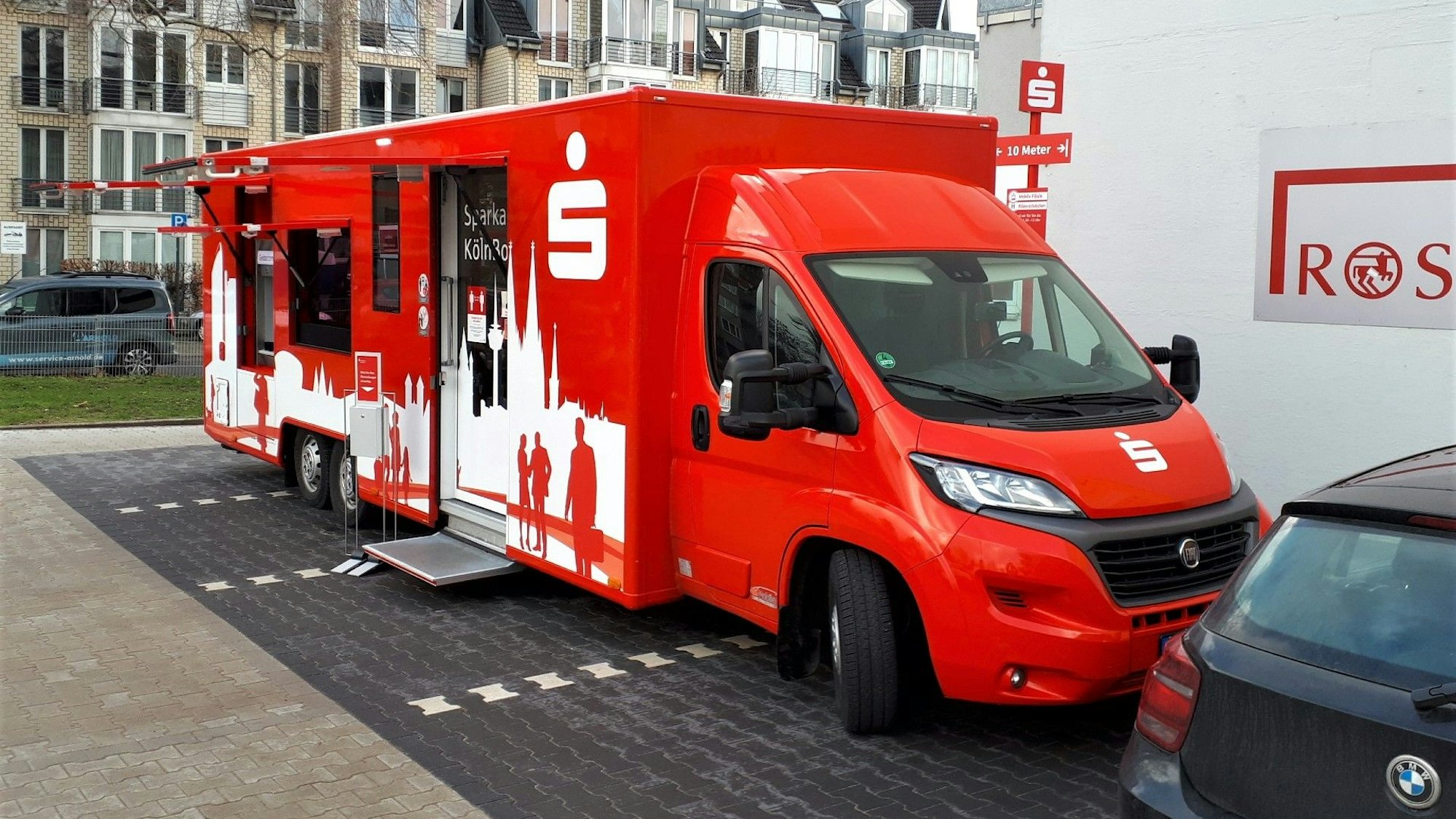 Der Sparkassenbus parkt auf vier Parkplätzen.