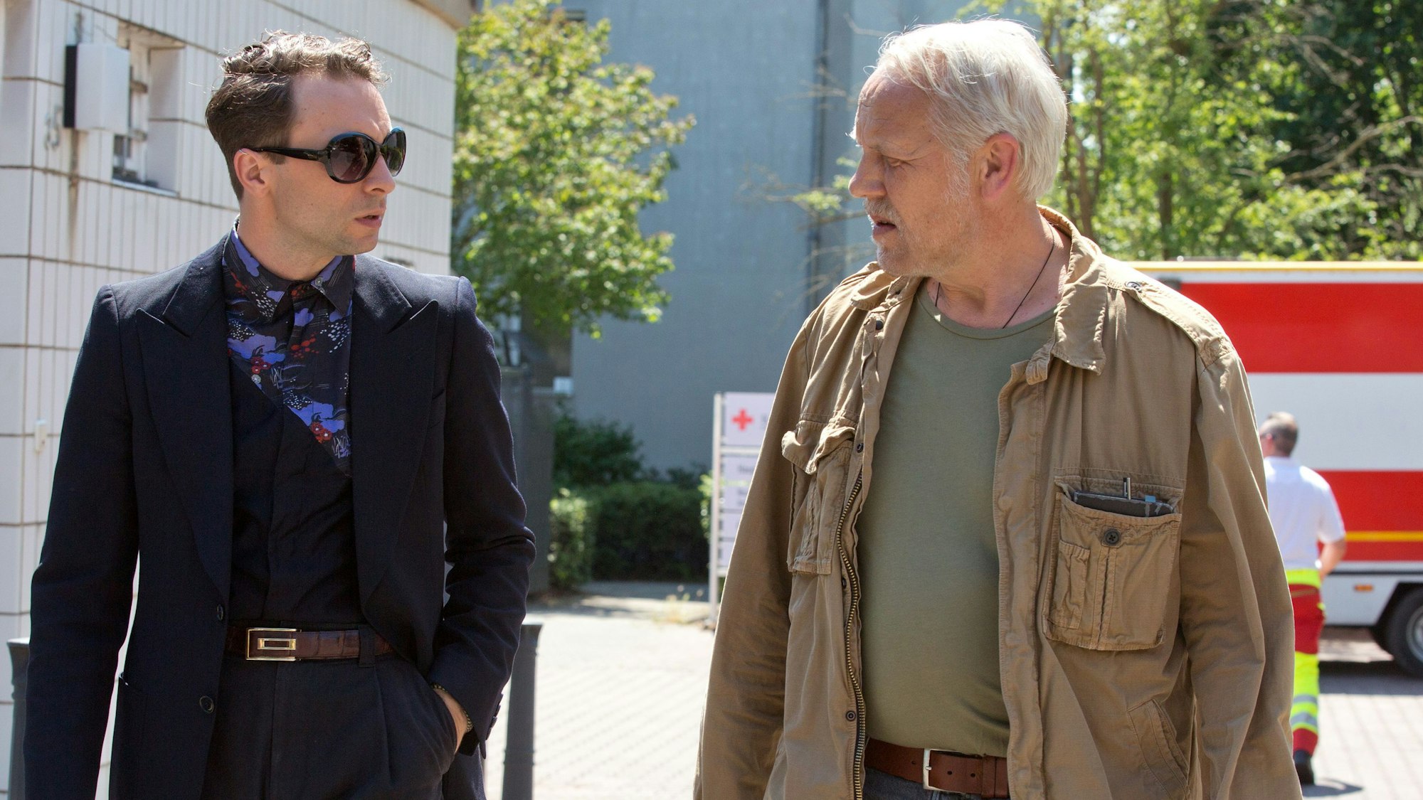 Ross bekommt von Kriminalkommissar Karl Rogov (Frank Leo Schröder, r.), einem Kollegen der örtlichen Dienststelle, Unterstützung bei den Ermittlungen zum Mord.