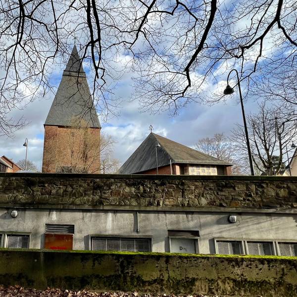Toilettenanlage am Hindenburgpark unterhalb der Hindenburgstraße, im Hintergrund Kirche und Gemeindehaus von St. Hildegard