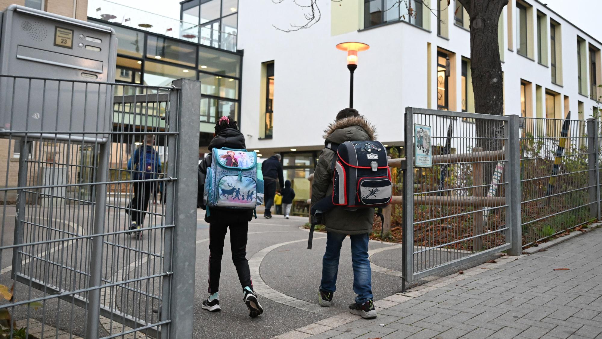 Schulkinder gehen zu Fuß zur Wilhelmsschule, einer Grundschule.