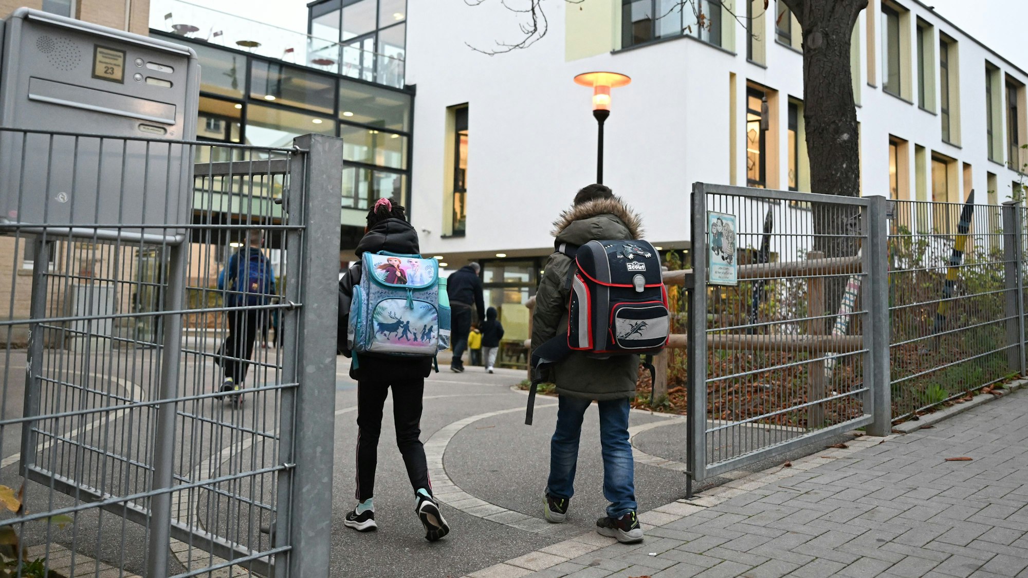 Schulkinder gehen zu Fuß zur Wilhelmsschule, einer Grundschule.