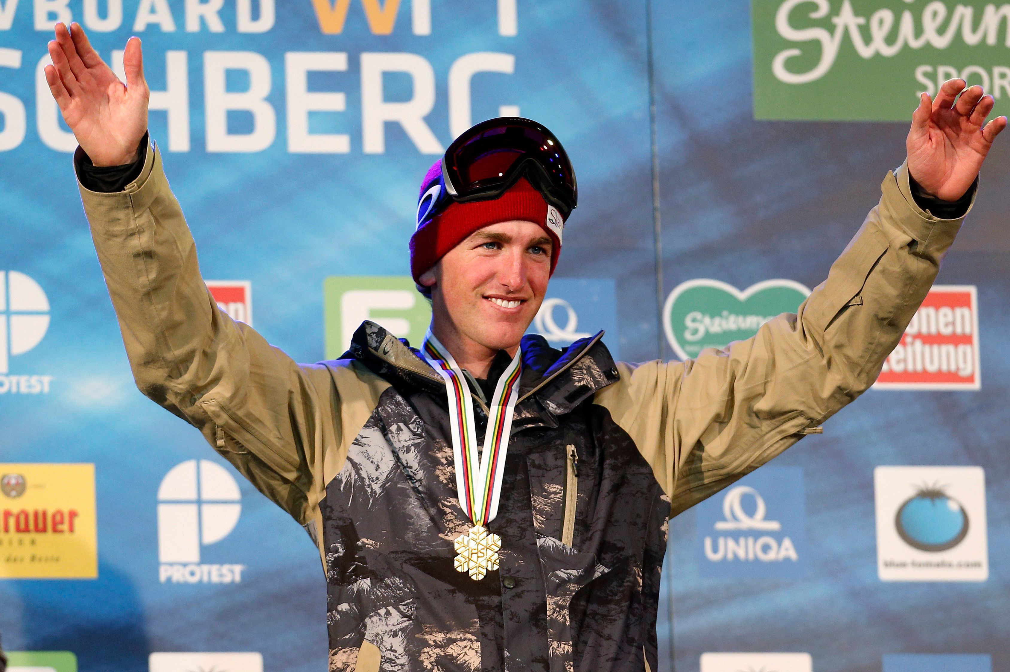 Kyle Smaine aus den USA feiert 2015 seine Goldmedaille beim Freestyle-Ski-Halfpipe-Event der Herren bei den Freestyle-Ski- und Snowboard-Weltmeisterschaften in Kreischberg.