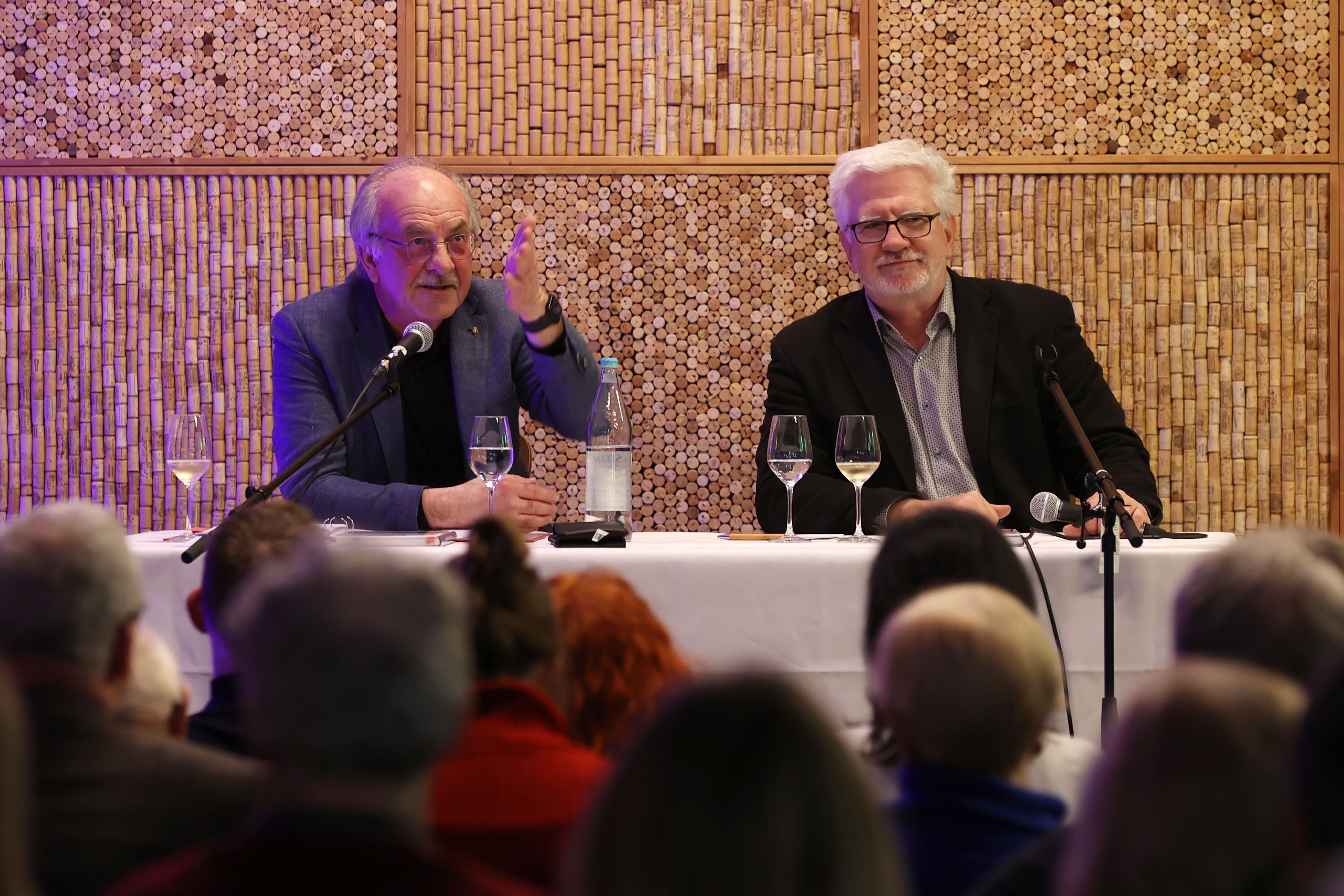 Rudolf Nickenig und Helmut Frangenberg bei der Buchvorstellung nebeneinander vor Publikum.