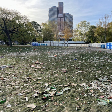 Müll auf der Uniwiese.