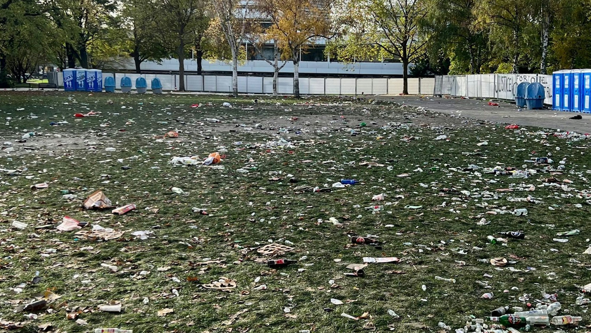 Müll auf der Uniwiese.