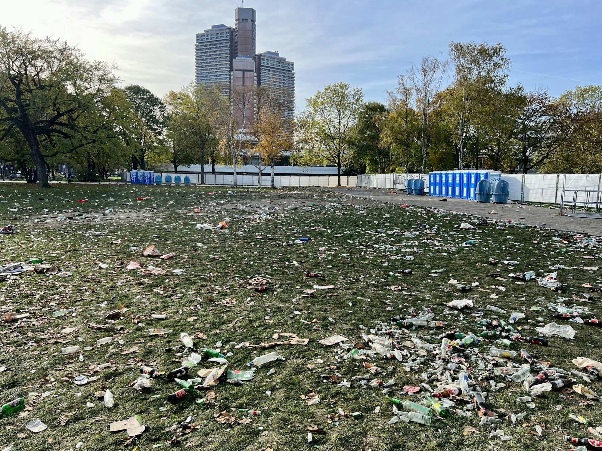 Müll auf der Uniwiese am Morgen des 12. November 2022. Hierhin waren am 11.11. viele junge Feierende ausgewichen, nachdem Polizei und Stadt den Zugang zum Zülpicher Viertel abgesperrt hatten