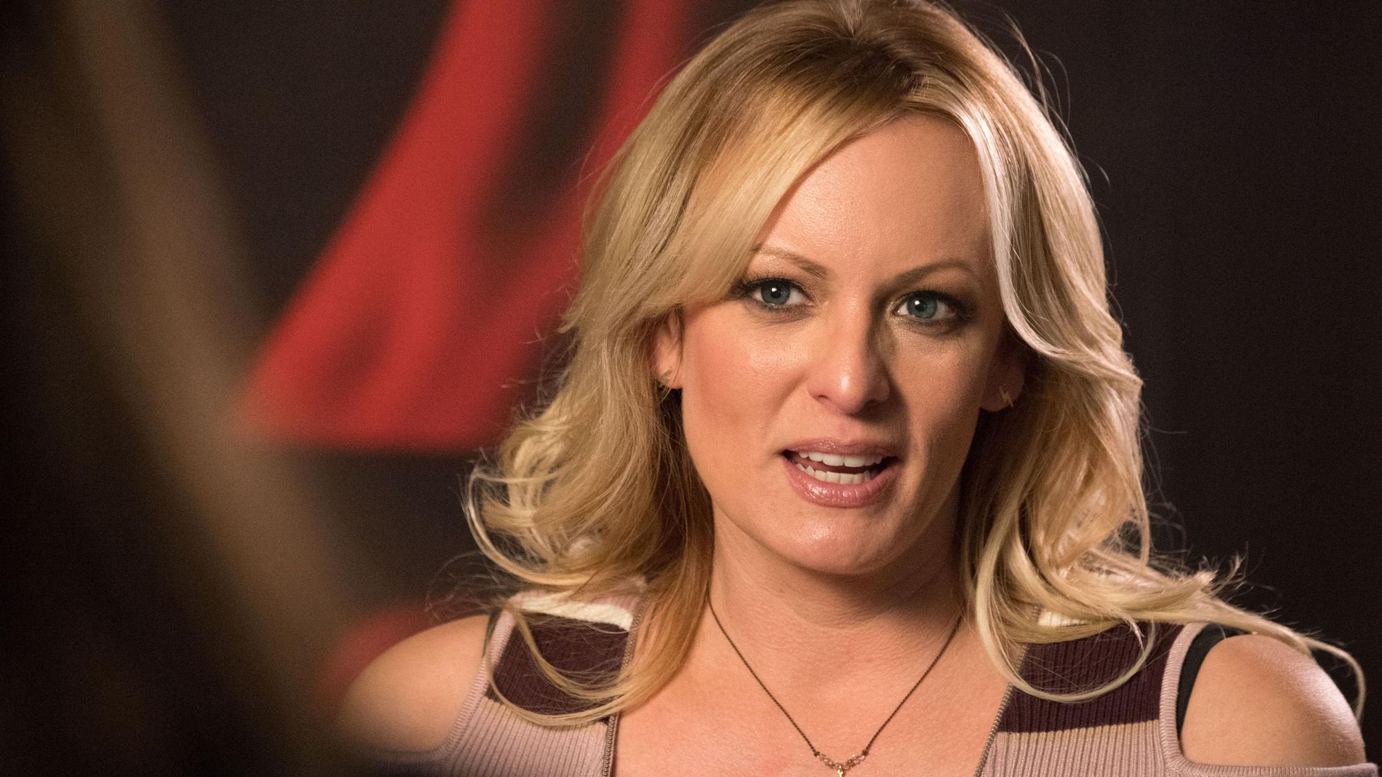 US-Erotikstar Stormy Daniels spricht während eines Interviews mit der dpa auf der Erotikmesse Messe „Venus“ auf dem Messegelände in Berlin.