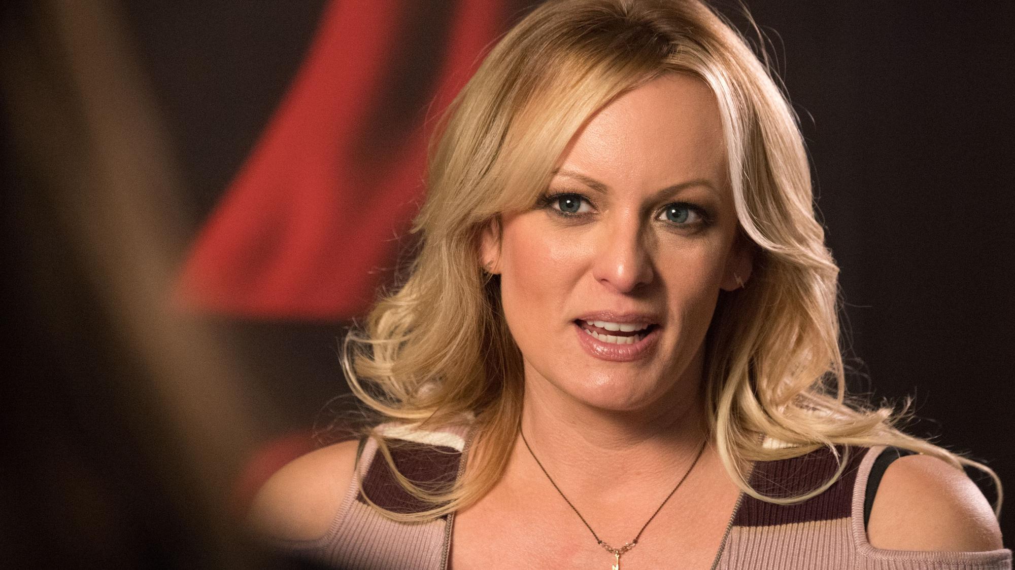 US-Erotikstar Stormy Daniels spricht während eines Interviews mit der dpa auf der Erotikmesse Messe «Venus» auf dem Messegelände in Berlin.