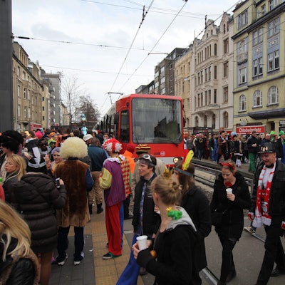 Kostümierte Fahrgäste, verkleidete Fahrgäste, an der Haltestelle Chlodwigplatz.