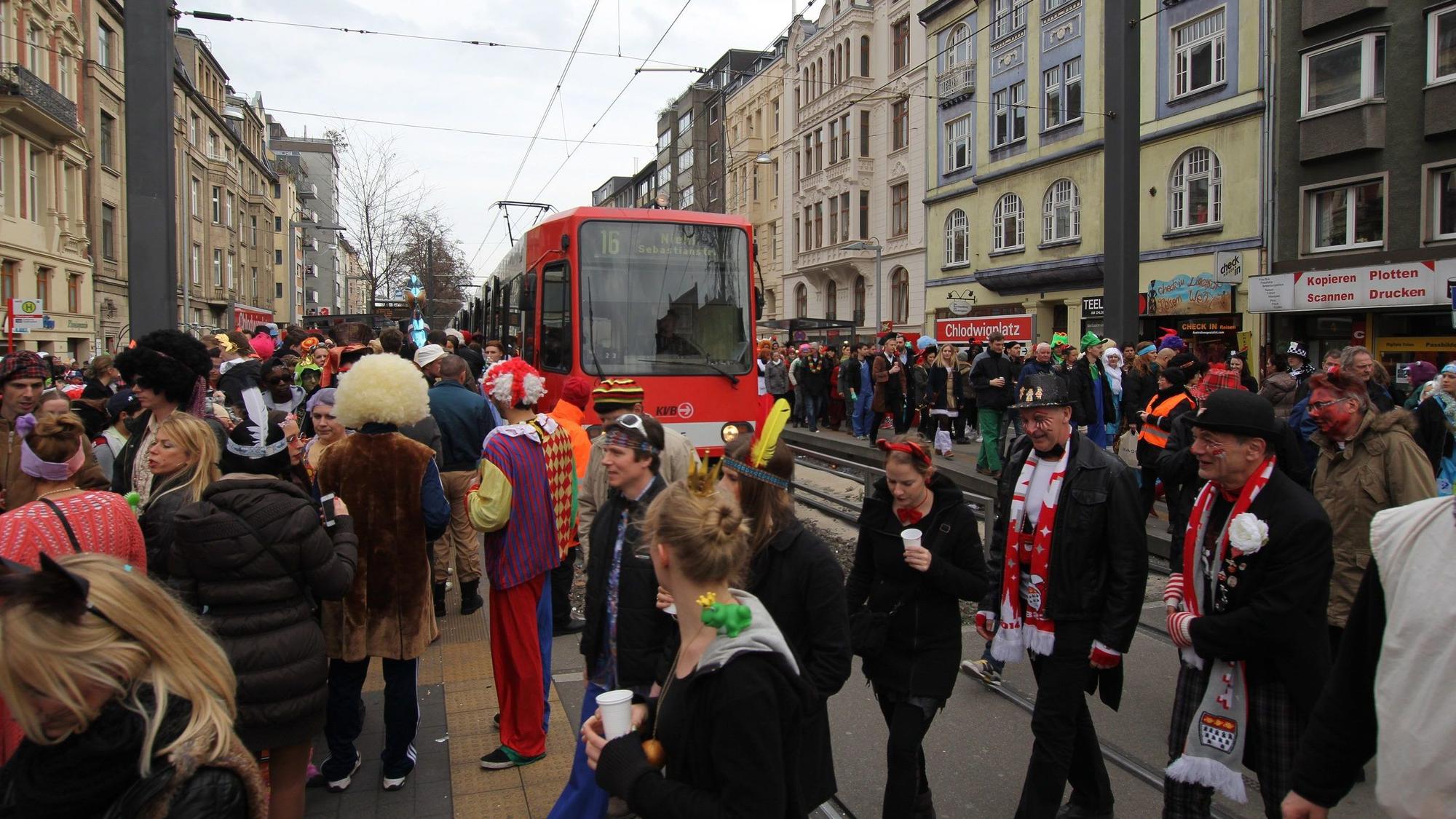 Kostümierte Fahrgäste, verkleidete Fahrgäste, an der Haltestelle Chlodwigplatz.