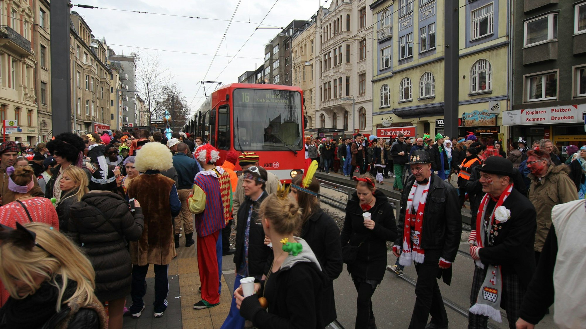 Kostümierte Fahrgäste, verkleidete Fahrgäste, an der Haltestelle Chlodwigplatz.
