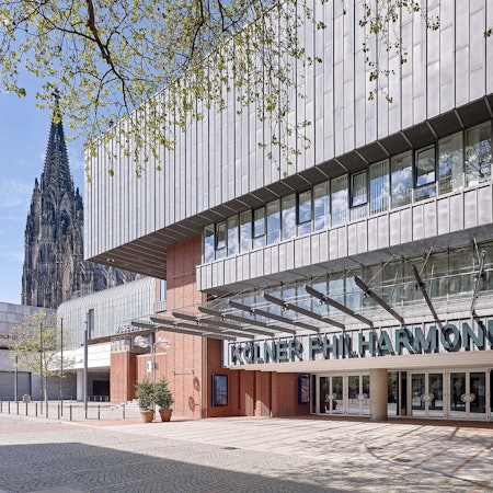 Vordach der Kölner Philharmonie mit Kölner Dom