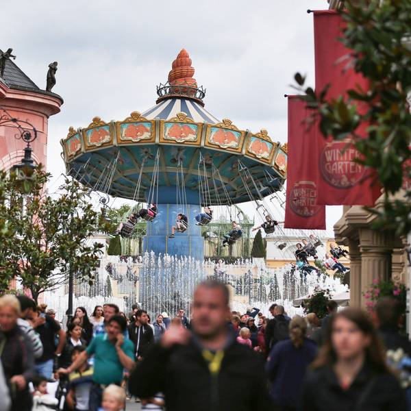 Besucher gehen durch den Freizeitpark Phantasialand.