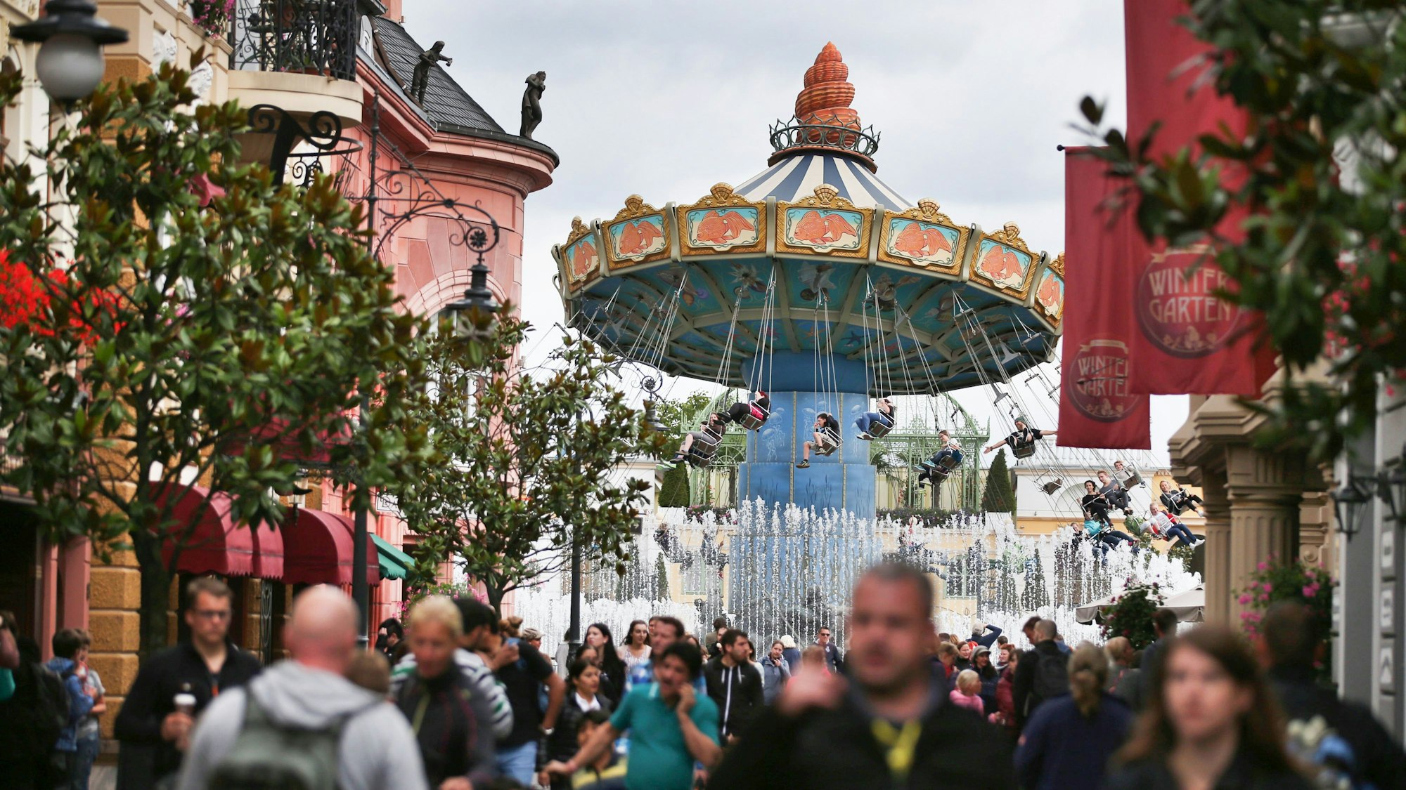 Besucher gehen durch den Freizeitpark Phantasialand.