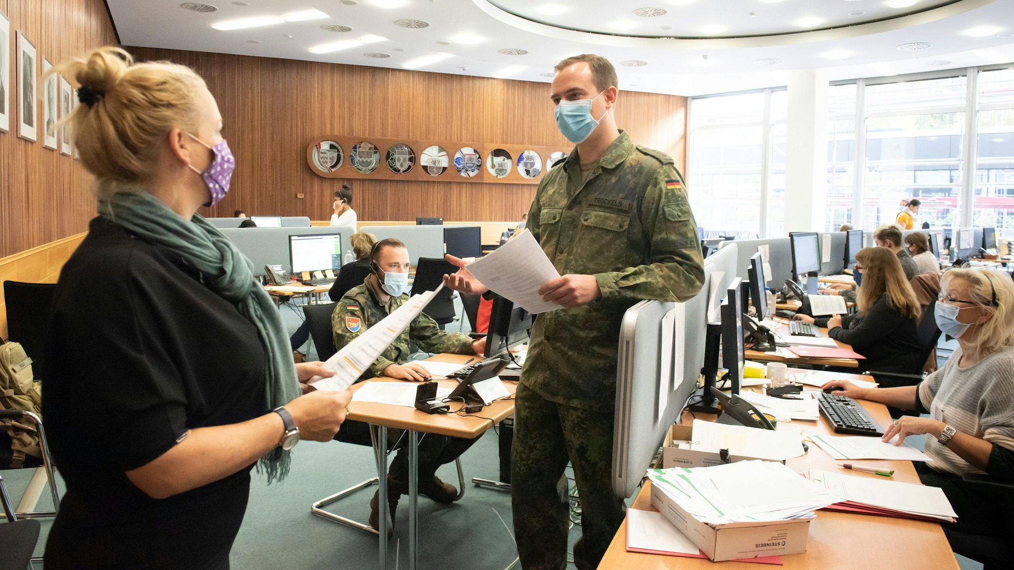 Soldaten der Bundeswehr helfen in einem Großraumbüro der Verwaltung des Rheinisch-Bergischen Kreises.
