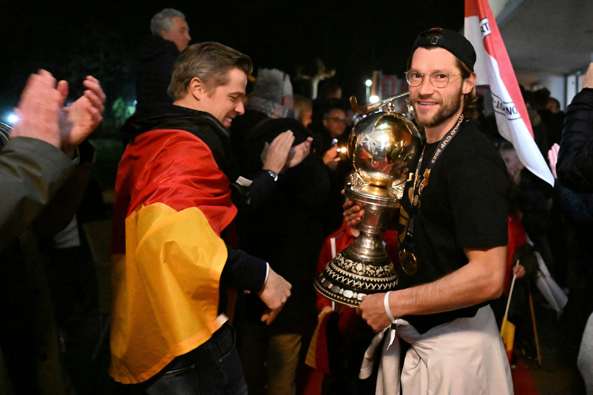Martin Zwicker (r.) hält den Weltmeister-Pokal.