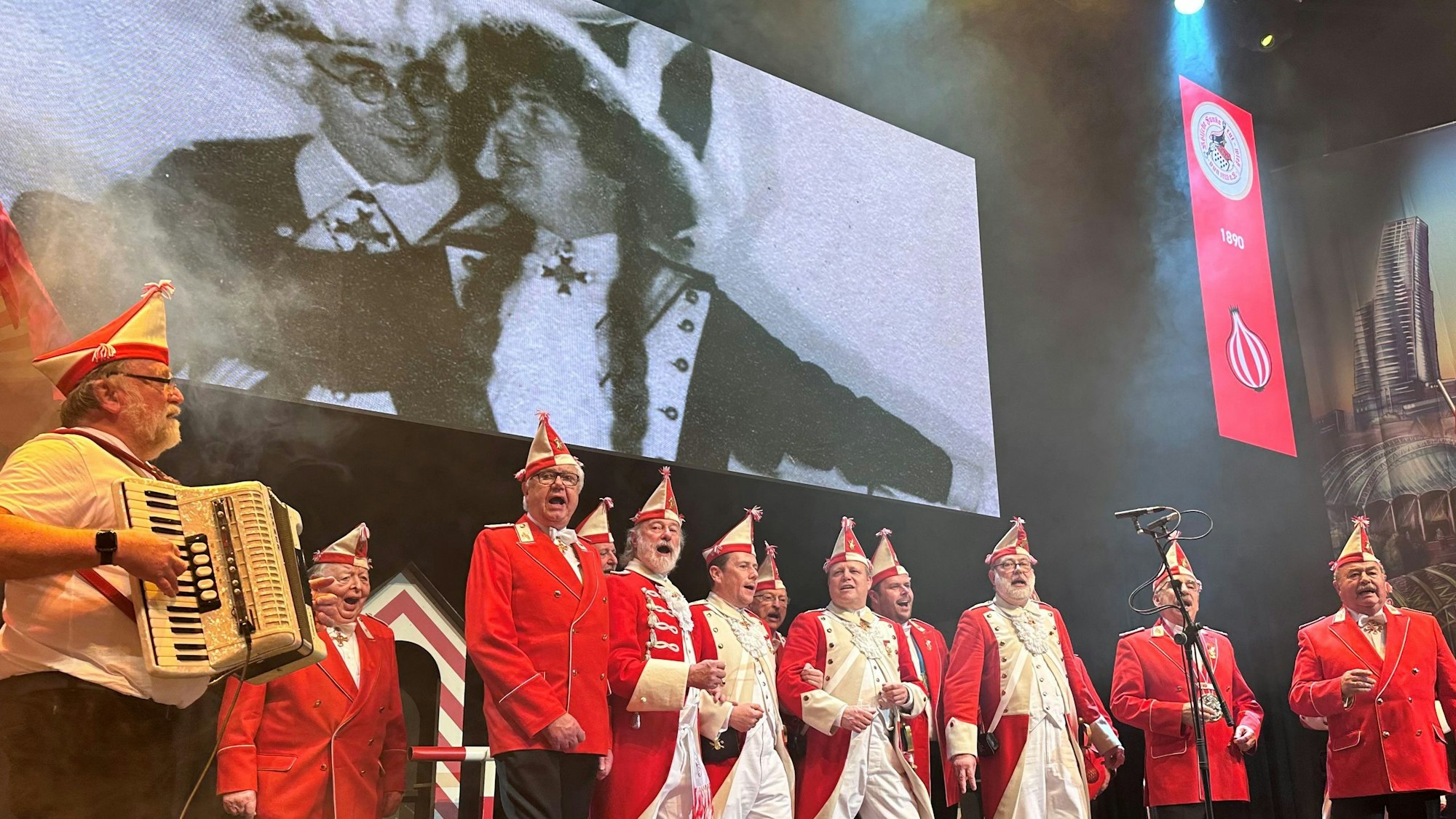 Das Bild zeigt Mitglieder der Roten Funken beim Regimentsappell im Maritim.