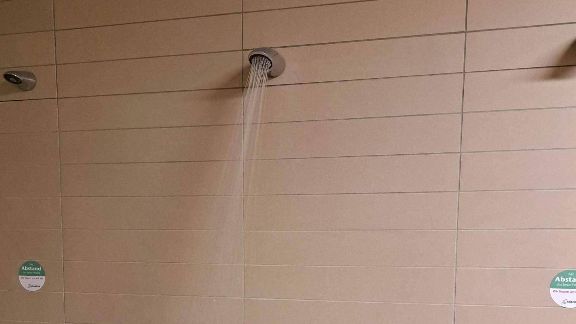 Ein Duschkopf mit herausfließendem Wasser.