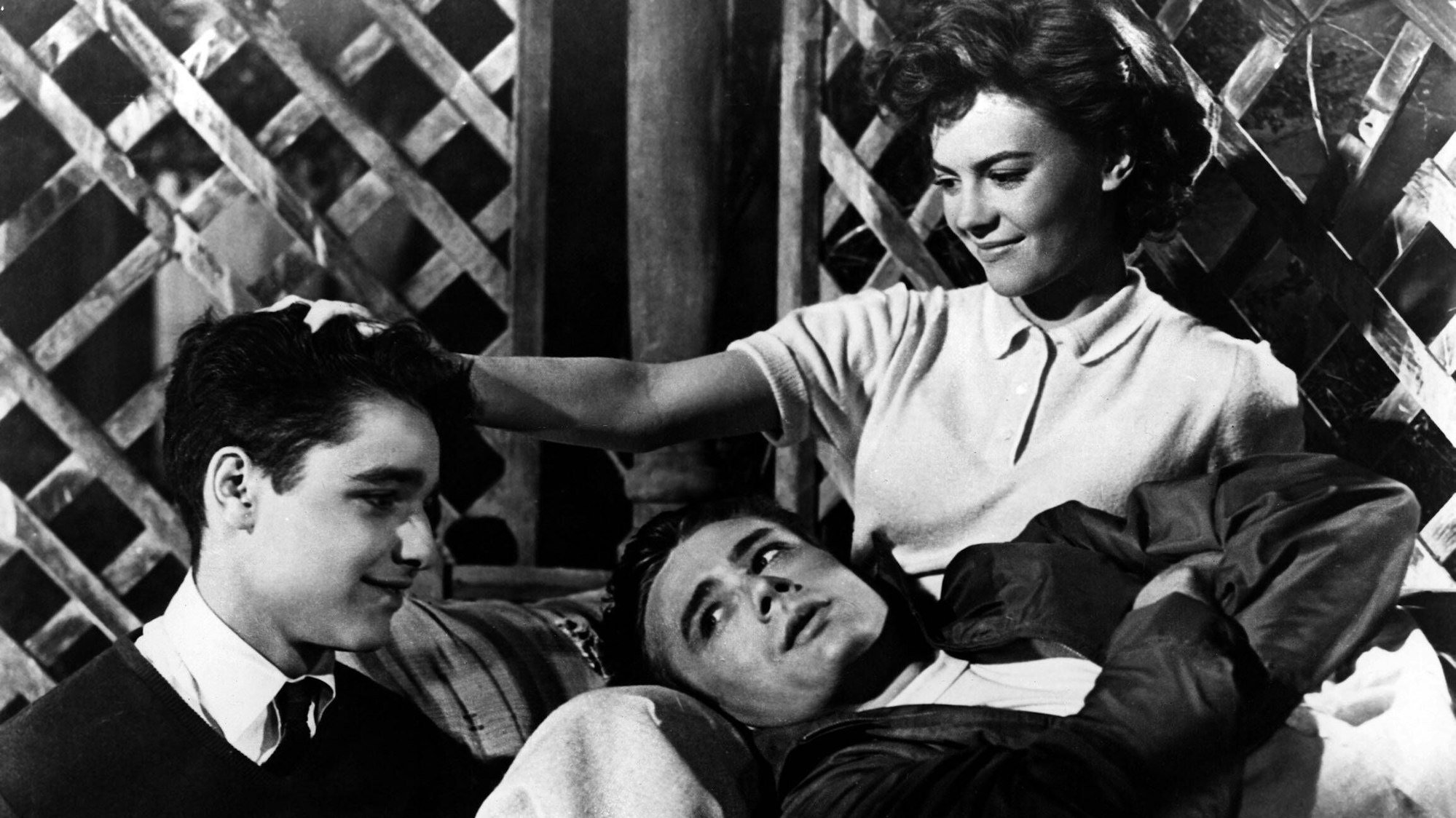 Sal Mineo, Natalie Wood und der auf ihrem Schoss liegende James Dean.