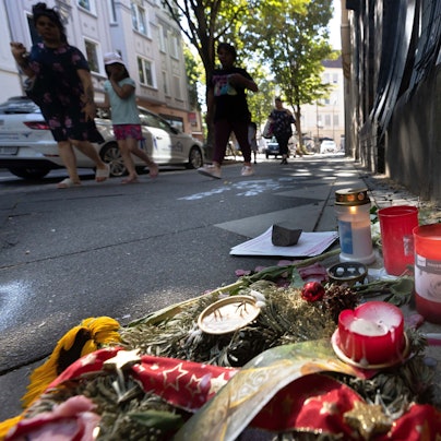 10.08.2022, Nordrhein-Westfalen, Dortmund: Trauer-Blumen und Kerzen erinnern an den Tod eines 16-jährigen Jugendlichen. Auch Tage nach den tödlichen Schüssen aus einer Polizei-Maschinenpistole auf einen 16-Jährigen wird heftig über den Fall diskutiert. Foto: Dieter Menne/dpa +++ dpa-Bildfunk +++