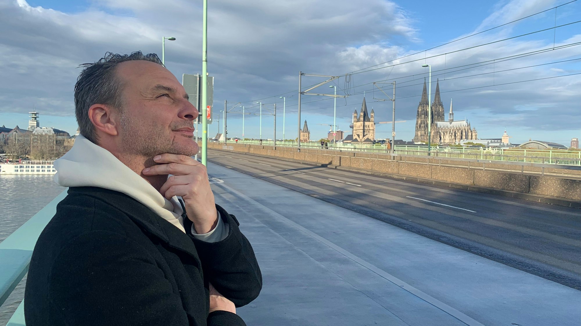 Zugleiter Holger Kirsch steht auf der Deutzer Brücke.