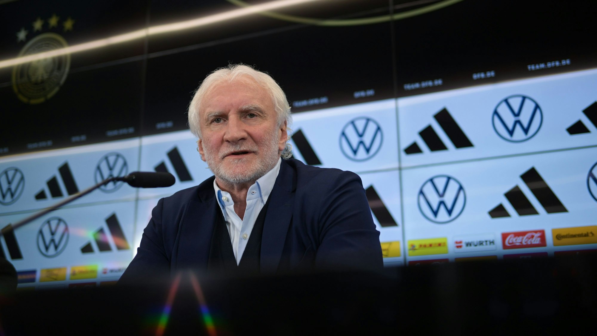 20.01.2023, Hessen, Frankfurt/Main: Fußball: DFB-Pressekonferenz im DFB-Campus, Rudi Völler, neuer Sportdirektor der Fußball-Nationalmannschaft der Männer spricht während der Pressekonferenz. Foto: Sebastian Gollnow/dpa +++ dpa-Bildfunk +++