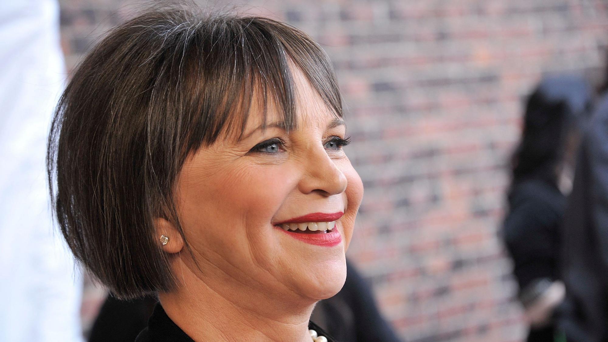 Man sieht Cindy Williams von der Seite in Nahaufnahme, sie lächelt.