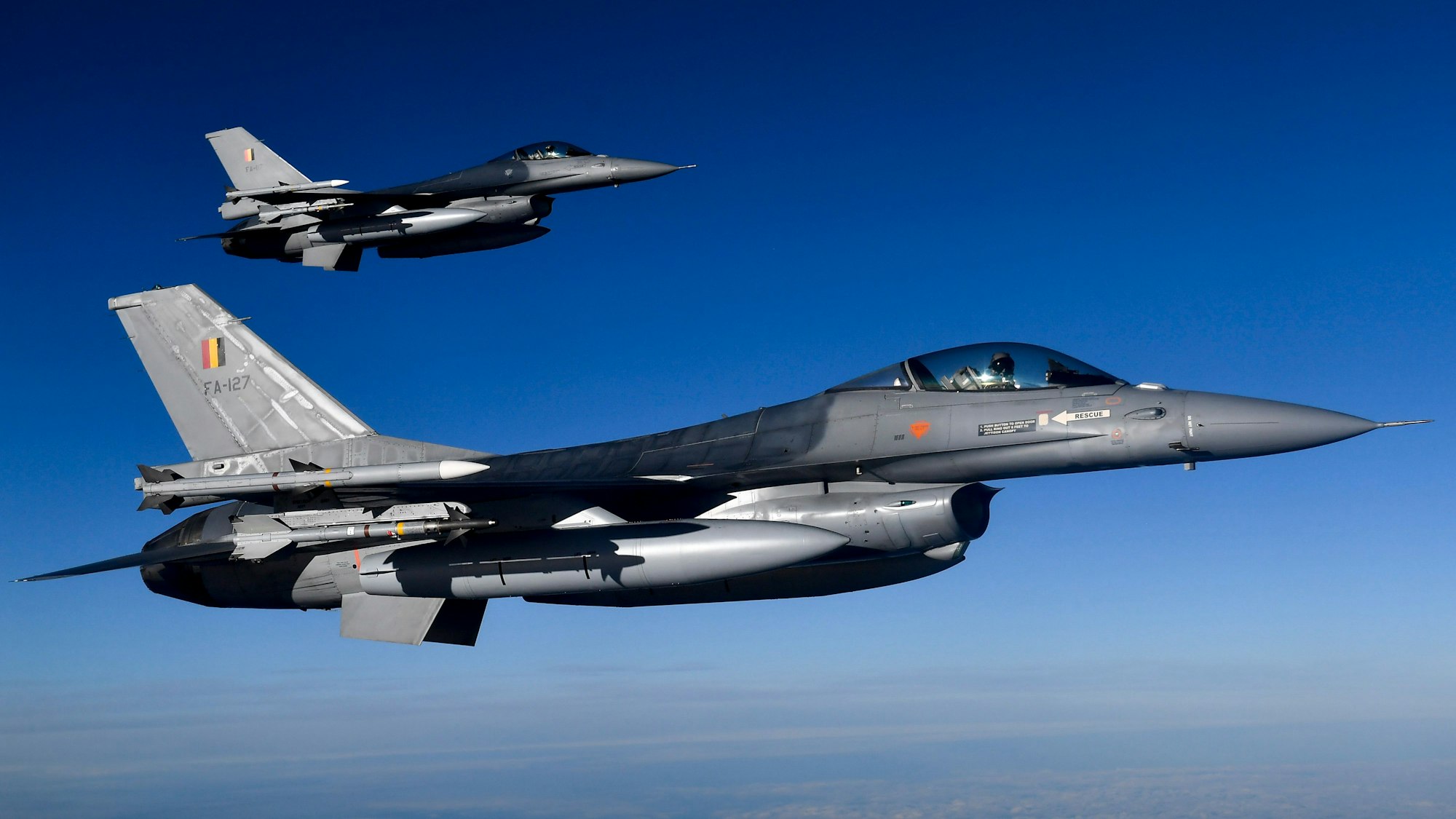 Zwei belgische F-16 Kampfflugzeuge bei der Luftraumüberwachung. Die Ukraine wünscht sich derartige Kampfjets zur Verteidigung gegen Russland. (Archivbild)